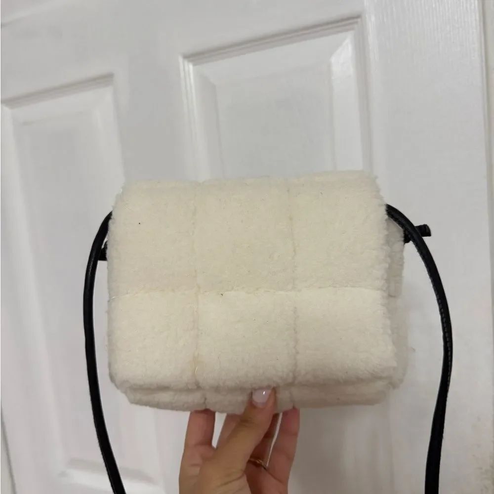 Elegant CreamāCrossbodyāBag